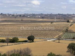 Terreny residencial a Pacs del Penedès. Fantástica parcela con vistas a montserrat