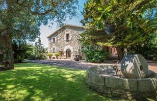 Mas à Sant Iscle de Vallalta. Magnífica y gran masía del siglo xvii en el núcleo natural del m
