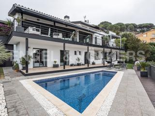 House in Cabrils. Moderno chalet con espectaculares vistas