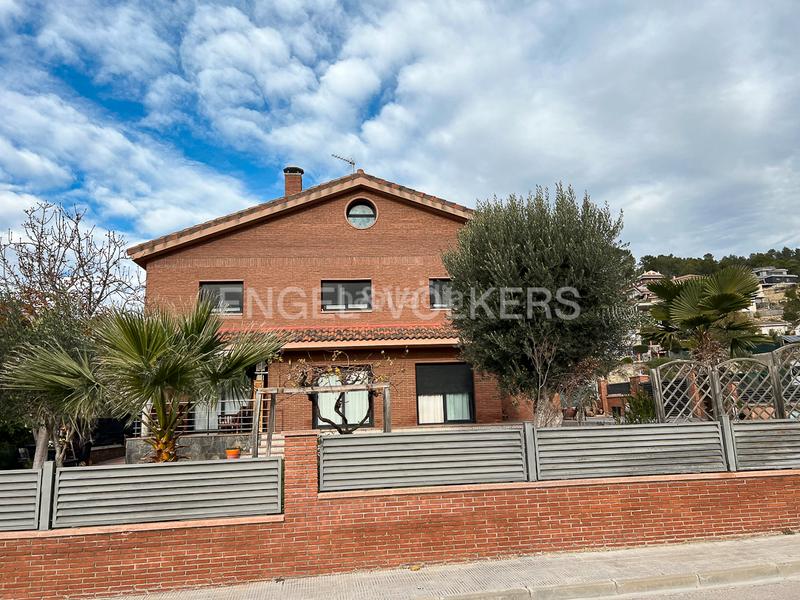 Foto 2cb8232c-8a86-4c3d-aba3-253601a23fc2. Haus mit heizung parking pool in Castellgalí