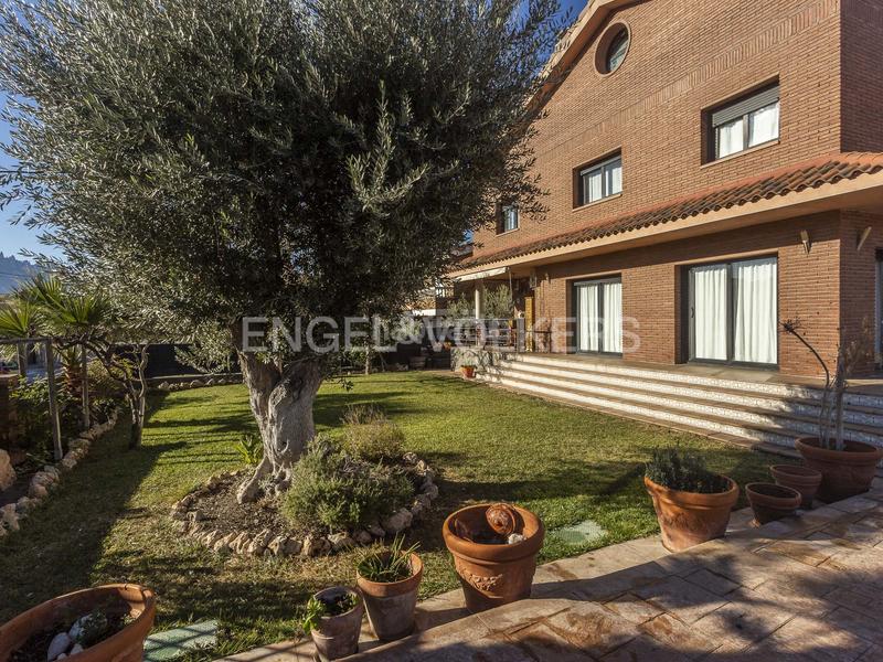 Foto 4eaddb4e-9c25-4190-ab4b-d2f2a1b3abc9. Haus mit heizung parking pool in Castellgalí