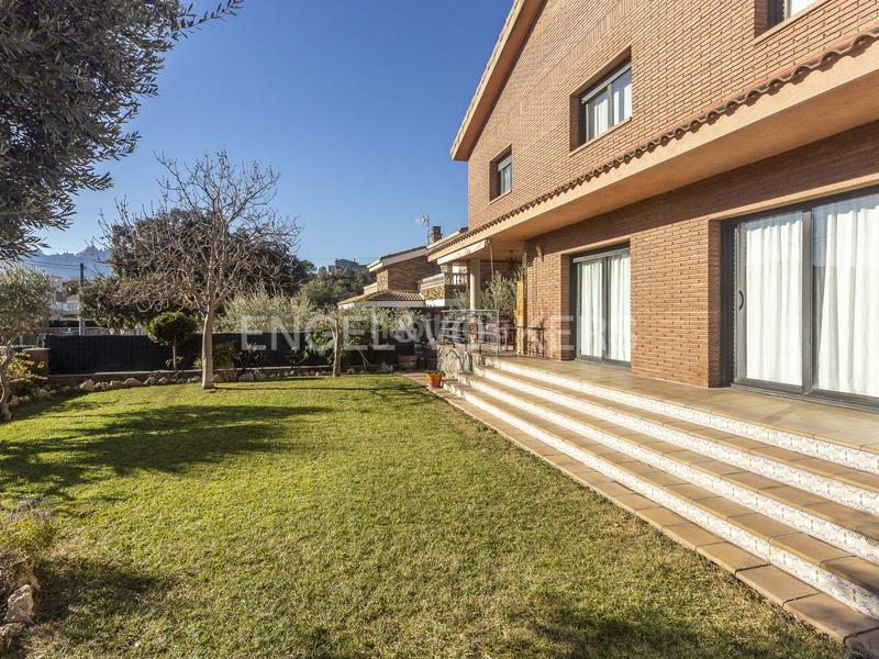 Foto 78084df9-f869-4f05-adaf-fa487308c953. Haus mit heizung parking pool in Castellgalí