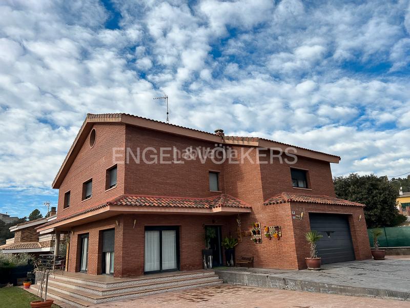 Foto e2615c95-bb68-4d4b-bef3-771818d2c4d7. Haus mit heizung parking pool in Castellgalí