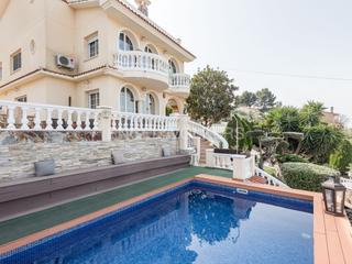 Casa a Abrera. Espectacular chalet con piscina y jardín