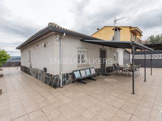 Casa a Abrera. Bonito y práctico chalet en una sola planta