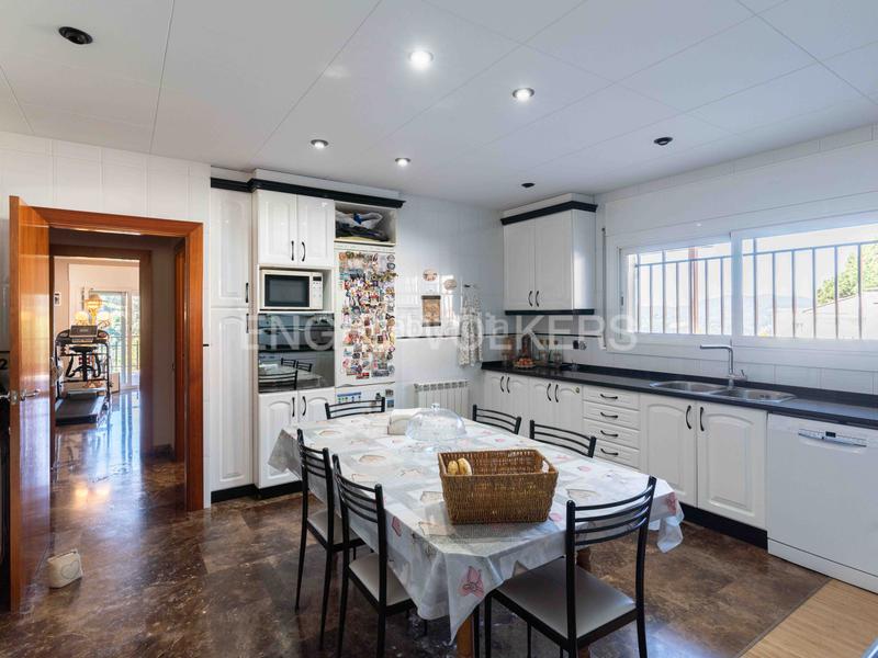 Foto 193a2033-4c31-4c18-bc30-99475d7cf73d. Casa con riscaldamento parcheggio piscina in Argentona est Argentona