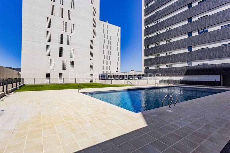 Foto 23ba8d26-652c-478f-b9f6-00aae49faac3. Àtic amb calefacció aparcament piscina a Vilamarina Viladecans