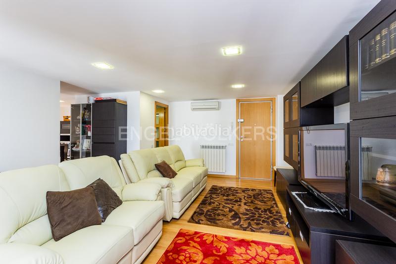 Foto d8f377ba-8632-497f-8958-40bc1bfeba28. Àtic amb calefacció aparcament piscina a Vilamarina Viladecans