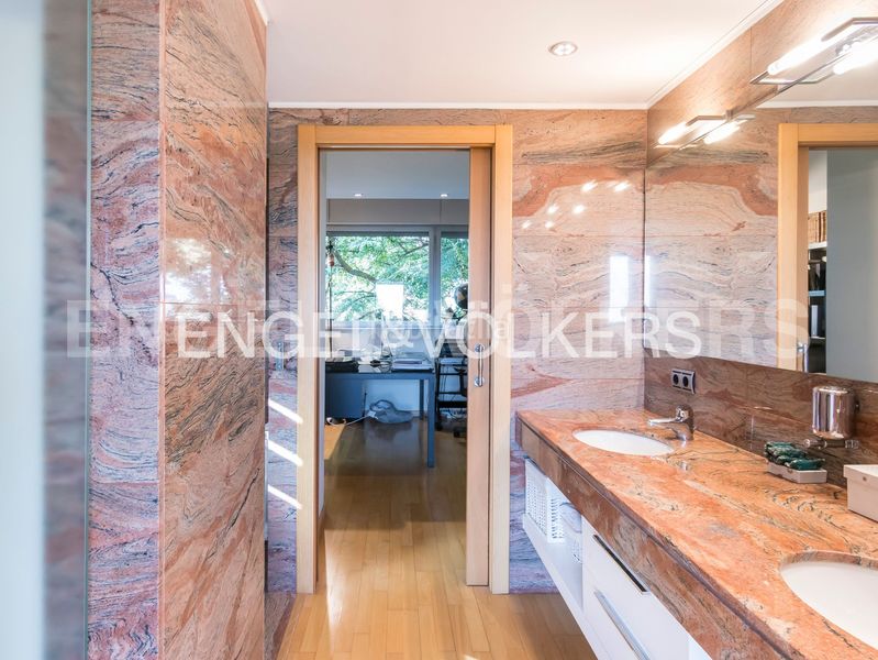 Foto f4bc34fe-b65d-430c-b8ba-a2742aa1dd79. Casa adossada amb calefacció aparcament a Sant Gervasi - Bonanova Barcelona