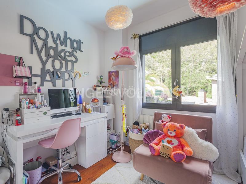 Foto 08cda8d6-4a35-4970-bfa5-c6cc6a214bbf. Casa amb calefacció aparcament piscina a Les Planes Sant Cugat del Vallès