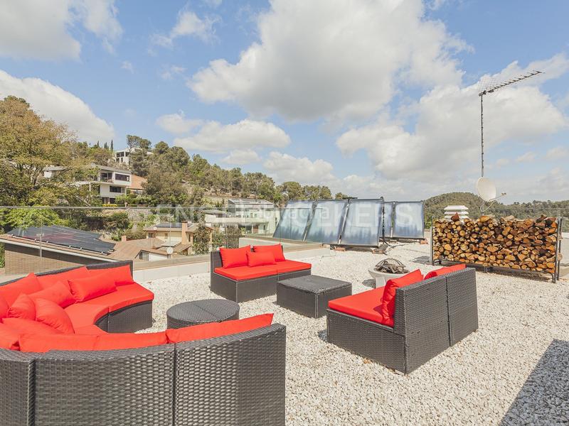 Foto 0df61c8e-95e6-4b0a-928d-805934a1f66f. Casa amb calefacció aparcament piscina a Les Planes Sant Cugat del Vallès