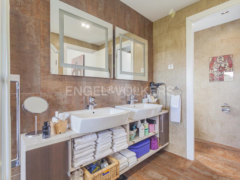 Foto 33f4caf7-d625-46e0-8589-7aebdf72b8a7. Casa amb calefacció aparcament piscina a Les Planes Sant Cugat del Vallès