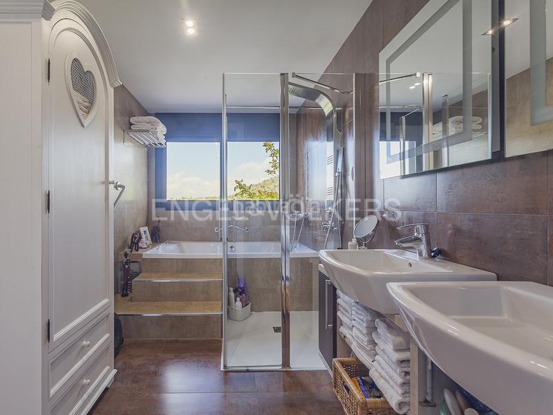 Foto 41eb012f-8ce8-4849-9c7a-173b42e4af8c. Casa amb calefacció aparcament piscina a Les Planes Sant Cugat del Vallès