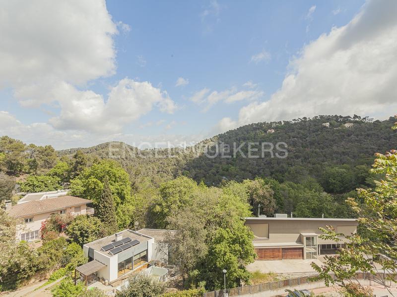 Foto 45041c8b-65e9-4ef6-94ea-3329ce078bed. Casa amb calefacció aparcament piscina a Les Planes Sant Cugat del Vallès