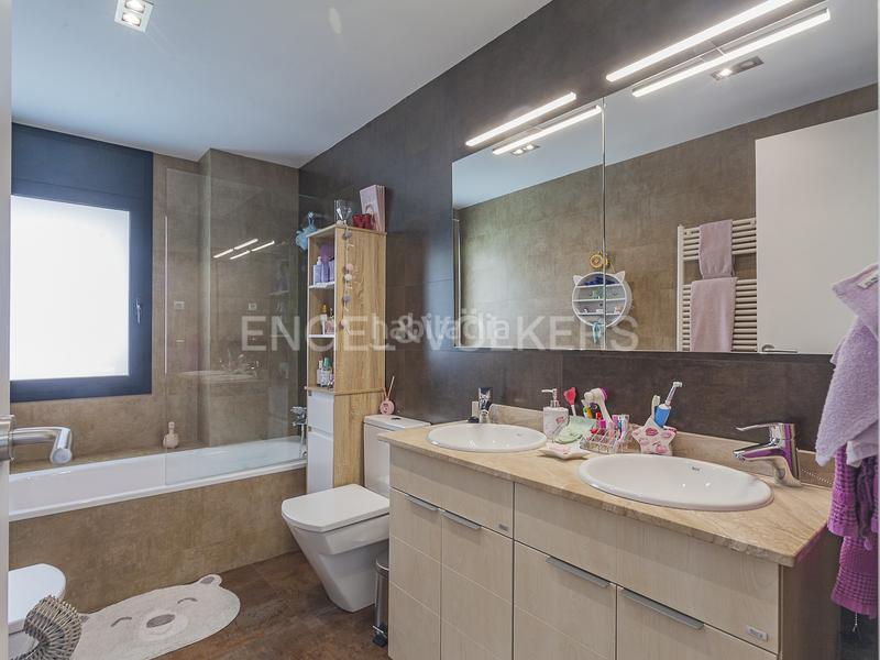 Foto 766e5961-20c4-4328-b1e7-475c2af4edd2. Casa amb calefacció aparcament piscina a Les Planes Sant Cugat del Vallès