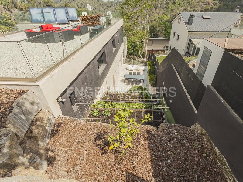 Foto 9d351f1d-da05-44ee-b3ee-1a79e22b8515. Casa amb calefacció aparcament piscina a Les Planes Sant Cugat del Vallès