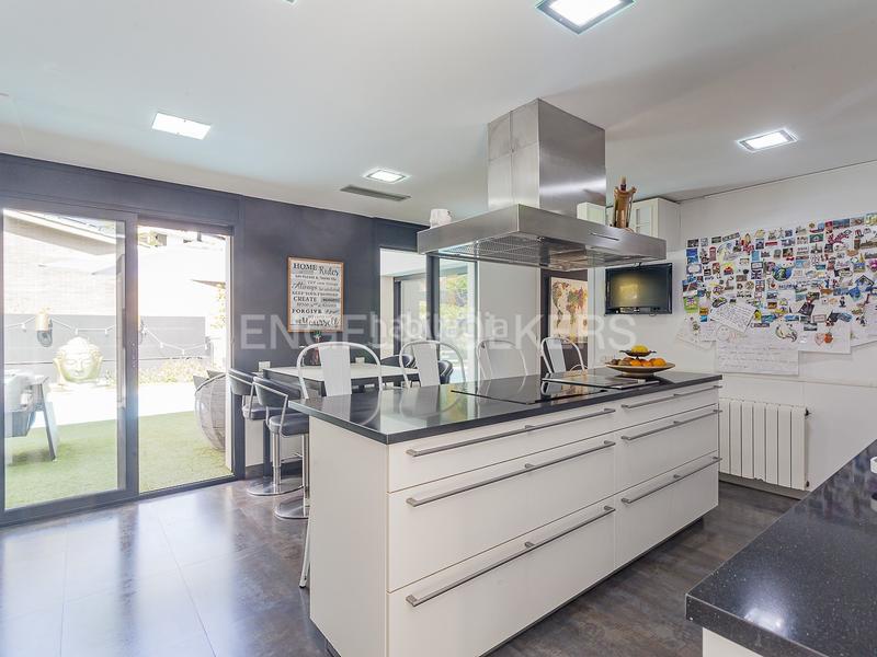 Foto e19076d2-a5e7-4d28-b440-74ef93a54854. Casa amb calefacció aparcament piscina a Les Planes Sant Cugat del Vallès