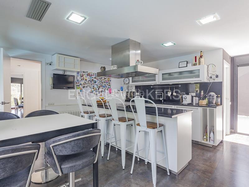 Foto e27b9aa3-2900-41a5-881f-63376ebee4b3. Casa amb calefacció aparcament piscina a Les Planes Sant Cugat del Vallès