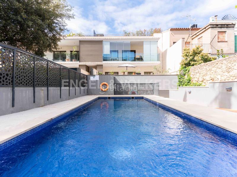 Foto 2a0c5fe8-114b-4dd3-8686-5f2f01253a1f. Àtic amb calefacció aparcament piscina a Eixample Sant Cugat del Vallès