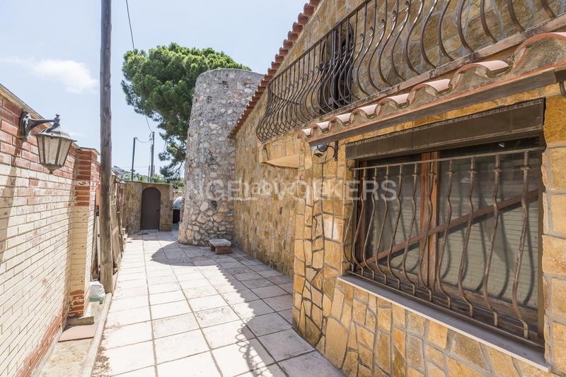 Foto 8d6bfd08-b67b-42b9-a0bb-d212b6235633. Casa encantadora villa con piscina en Centre Sitges