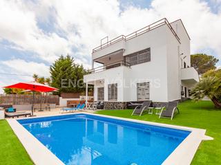 Maison à Urbanitzacions. Casa independiente con piscina y licencia turística