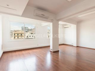 Apartament a Dreta de l´Eixample. Piso alto y luminoso al lado de la pedrera