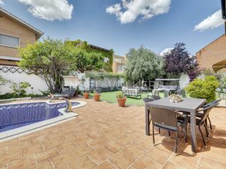 Casa a Serraparera. Exclusiva casa con gran jardín y piscina
