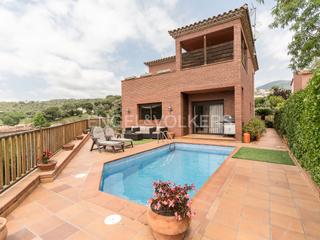 Maison à Sant Iscle de Vallalta. Refugio familiar de ensueño con piscina y terraza idílica