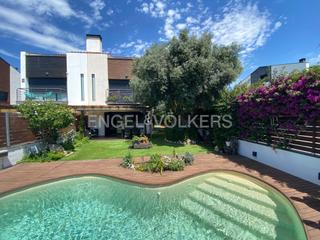Casa adossada a Santa Susanna. Exclusiva casa pareada a 2 del mar con licencia turística