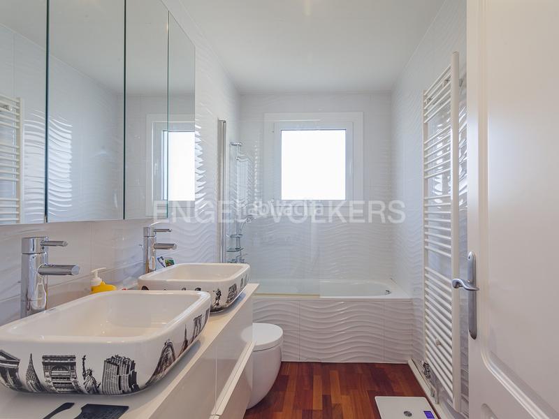 Foto 0b9c00d9-2c05-4b43-b027-2a6a0141f600. Casa con riscaldamento parcheggio piscina in Urbanitzacions Mataró