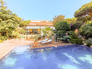 House in Cabrils. Unifamiliar con piscina y vistas al mar
