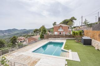 Haus in Corbera de Llobregat. Casa mas loft con comodidad y vistas únicas