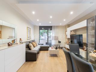 Apartament a Sants-Badal. Espectacular piso con balcón, amplia terraza y parking en la mis