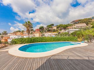Casa  Camí de valldeix. Chalet para dos familias con piscina y espectaculares vistas al