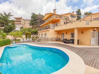 Casa  Camí de valldeix. Chalet para dos familias con piscina y espectaculares vistas al