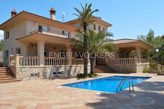 Masia a Urbanitzacions de Llevant. Villa señorial con vistas al mar en tarragona