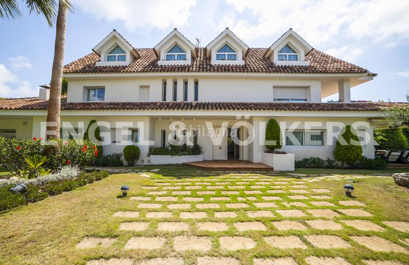 Foto 5d851b4a-ef81-499c-9975-99cc9f38ff06. Casa amb calefacció aparcament piscina a Can Girona - Terramar - Vinyet Sitges