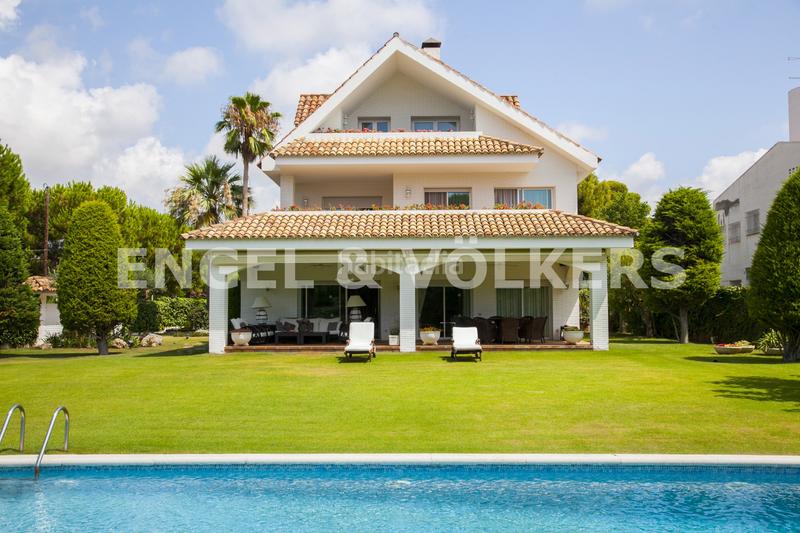 Foto c3c13f80-e24f-47bf-8c79-6a7d04879253. Casa amb calefacció aparcament piscina a Can Girona - Terramar - Vinyet Sitges