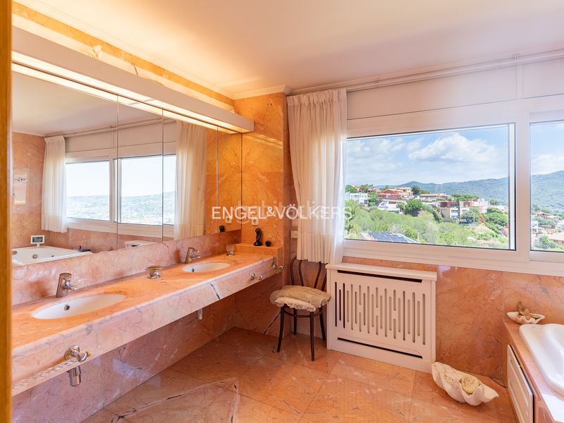 Foto a8dc2862-b5f1-448a-8119-d660a413bf92. Alquiler casa fantástica casa con vistas a mar y montaña en Argentona