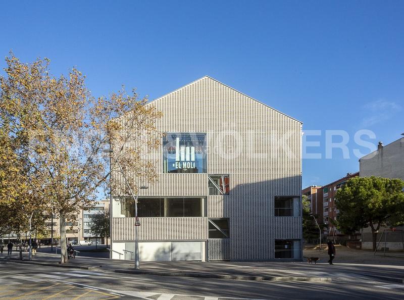 Foto 19ceadd4-301c-4c17-ab47-44e2bf3233c7. Parking coche parking céntrico en Molins de Rei