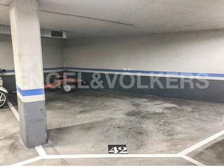 Parking voiture dans Sarri. Plaza de aparcamiento doble en sarri