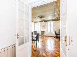 Apartament a St. Pere - Sta. Caterina - El Born. Gran piso exterior en una finca noble en el born, con ascensor y