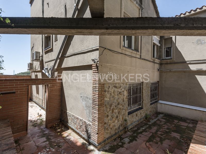 Foto d2b17f3d-773f-4272-9de7-453a5fdb4715. Casa amb calefacció aparcament piscina a Sant Genís dels Agudells Barcelona