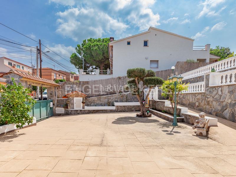 Foto eb40a295-737c-45b6-87e9-31d24fa019e5. Casa  4 vientos unifamiliar con piscina y vistas inmejorables. en Terrassa