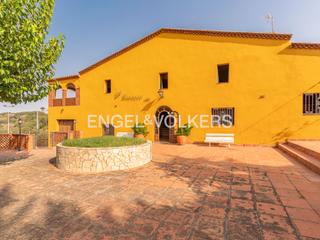 Casa a Dosrius Poble. Espectacular masía con terreno de 150.000 m2