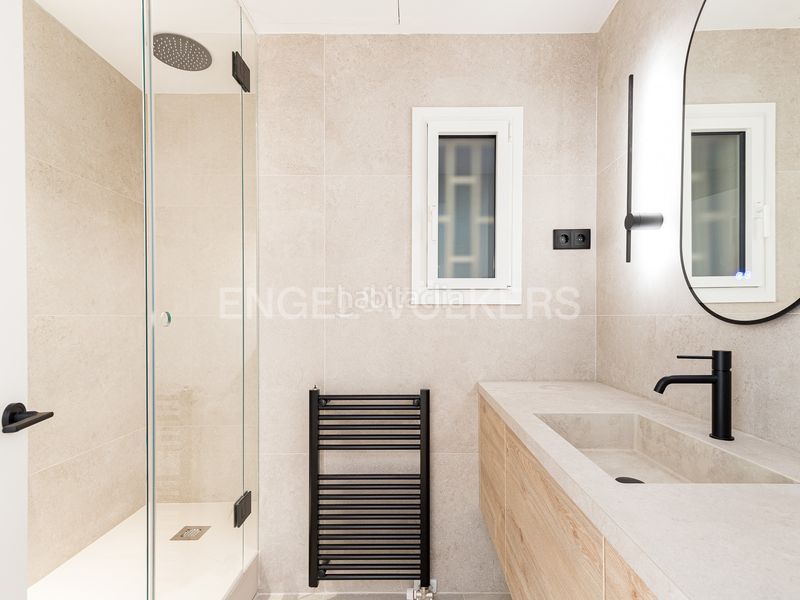 Foto a137dba8-587f-45d2-8df8-95246ba842bd. Piso apartamento reformado a estrenar al lado de francesc macià en Barcelona