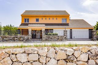 Casa a Llacuna (La). Fantástica propiedad con cuatro parcelas de jardín.