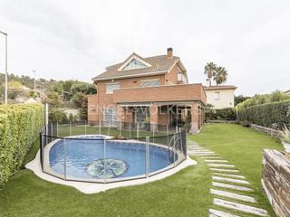 House in La Plana-Bellsoleig. Magnífica casa con piscina en can mèlich