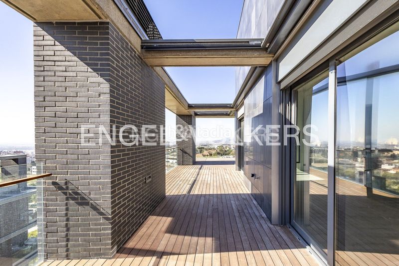 Foto 3aa8b253-3e15-4e55-a83c-c4f546672e04. Àtic amb calefacció aparcament piscina a Centre Esplugues de Llobregat