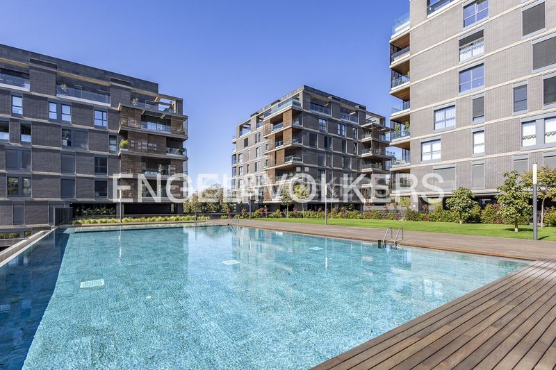 Foto 7b3524d0-5c2c-4016-bd64-b345b0293067. Àtic amb calefacció aparcament piscina a Centre Esplugues de Llobregat